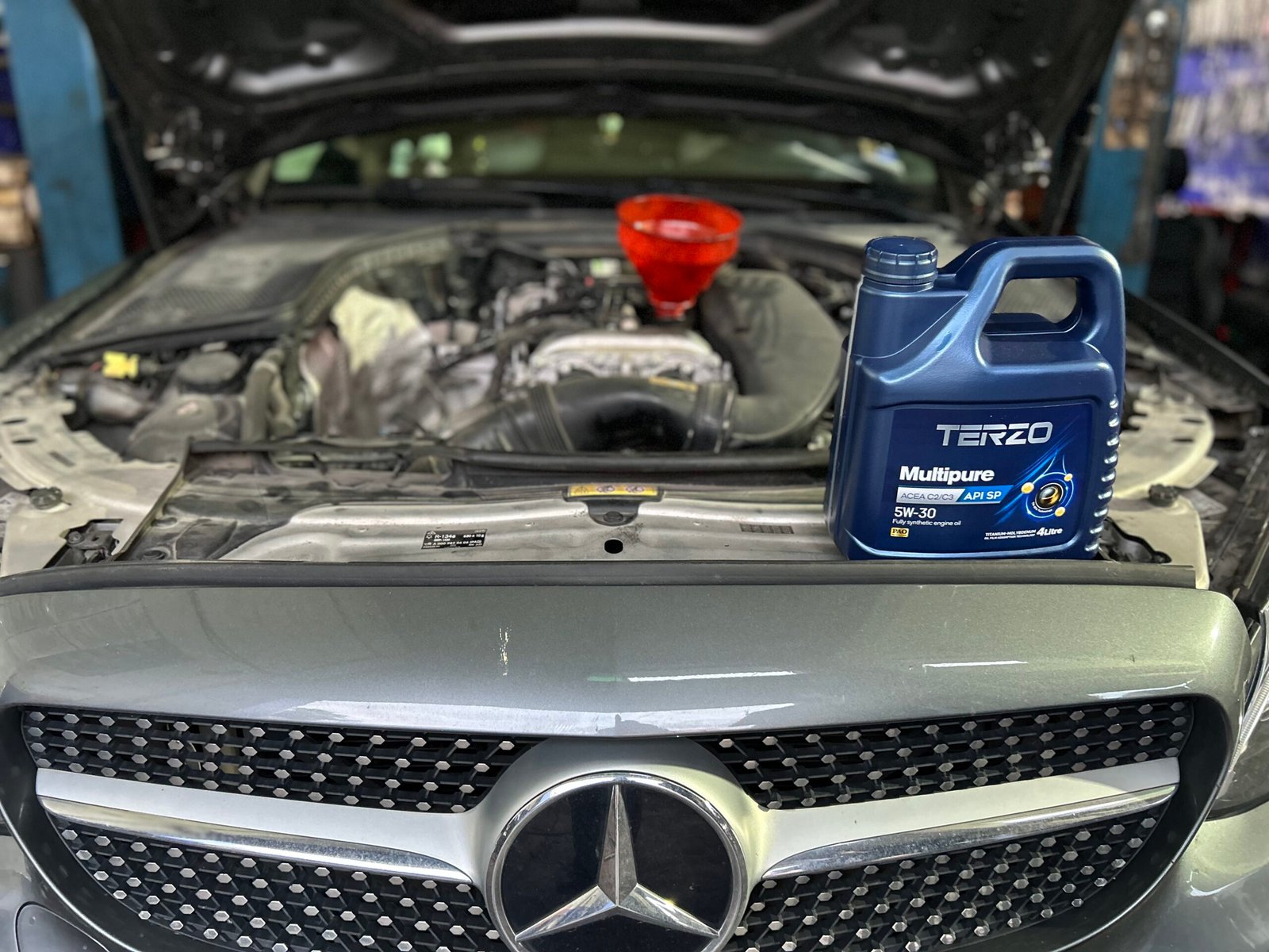Car Engine Oil with TERZO Multipure 5W30