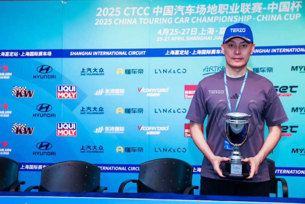 Cheng Chunhua stands on the podium